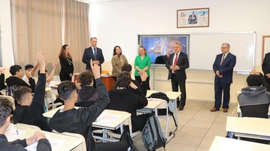 Boz&uuml;y&uuml;k&rsquo;te Kaymakam ve Milli Eğitim M&uuml;d&uuml;r&uuml;nden okul ziyaretleri