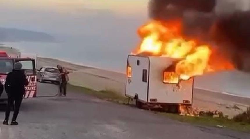 &Ccedil;atalca&rsquo;da alevler arasında kalan karavan k&uuml;le d&ouml;nd&uuml;