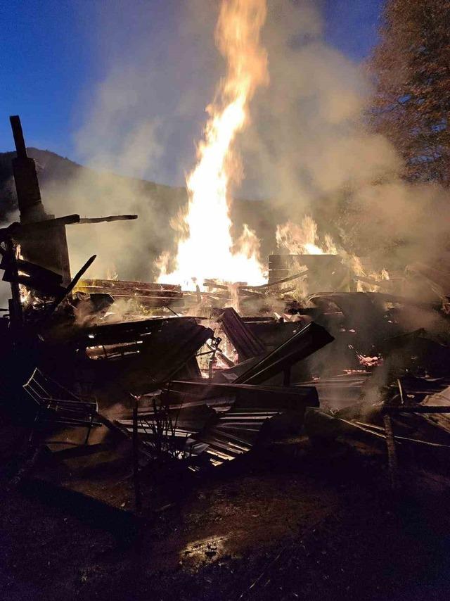 640xauto Alevlerin sardığı ahşap ev tamamen yandı: 2 yaralı