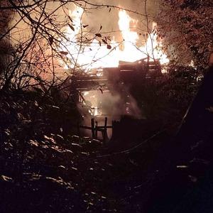 Alevlerin sardığı ahşap ev tamamen yandı: 2 yaralı