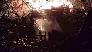 Alevlerin sardığı ahşap ev tamamen yandı: 2 yaralı