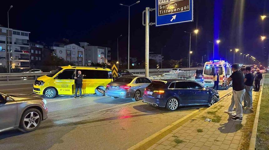 Manavgat&rsquo;ta otomobil ile ticari taksi &ccedil;arpıştı: 2 yaralı