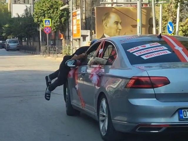 Gelin aracının önünü kesti, 50 TL aldı, beğenmedi