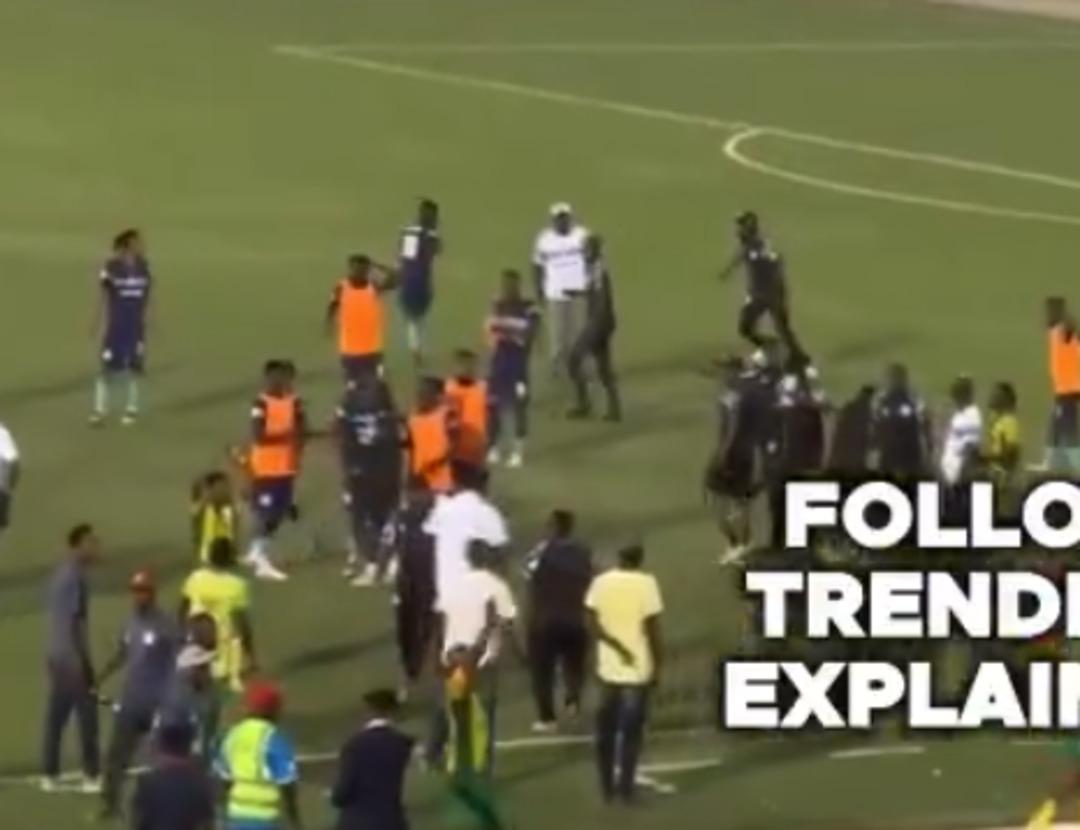 Nijerya Ligi nde dehşet verici olay! Gol attığı için rakip taraftar sahaya girip boğazını kesti... 1