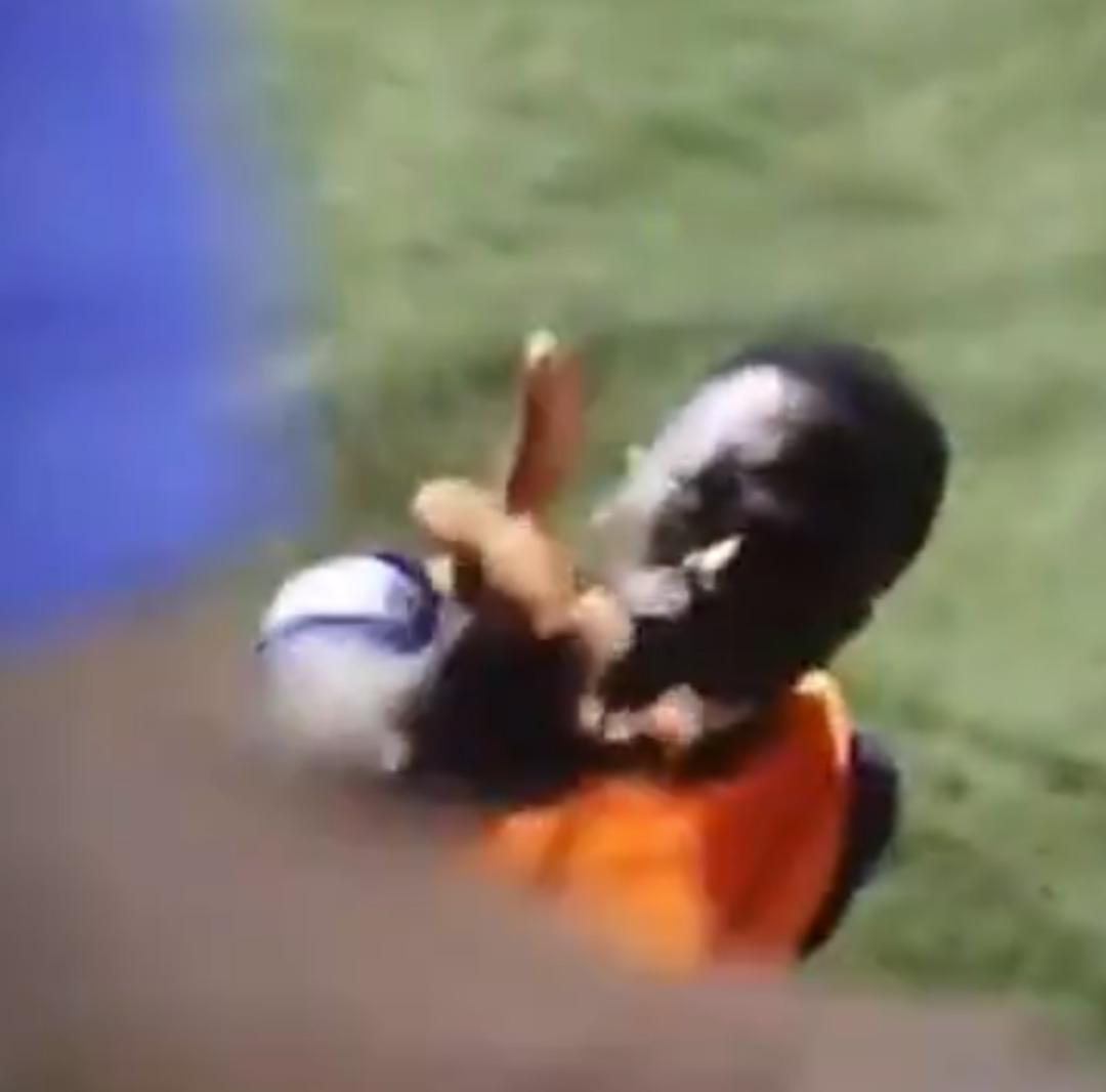 Nijerya Ligi nde dehşet verici olay! Gol attığı için rakip taraftar sahaya girip boğazını kesti... 3