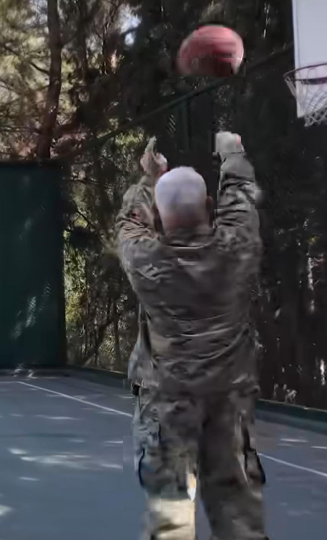 ABD başına &ouml;d&uuml;l koymuştu! eş-Şara ABD li komutanlarla basketbol oynadı 3