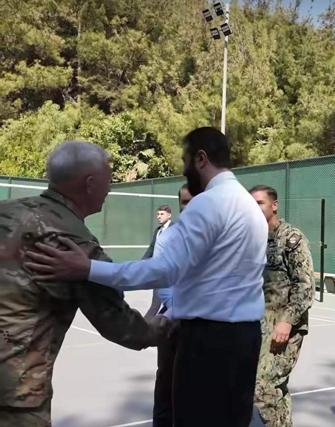 ABD başına &ouml;d&uuml;l koymuştu! eş-Şara ABD li komutanlarla basketbol oynadı 2