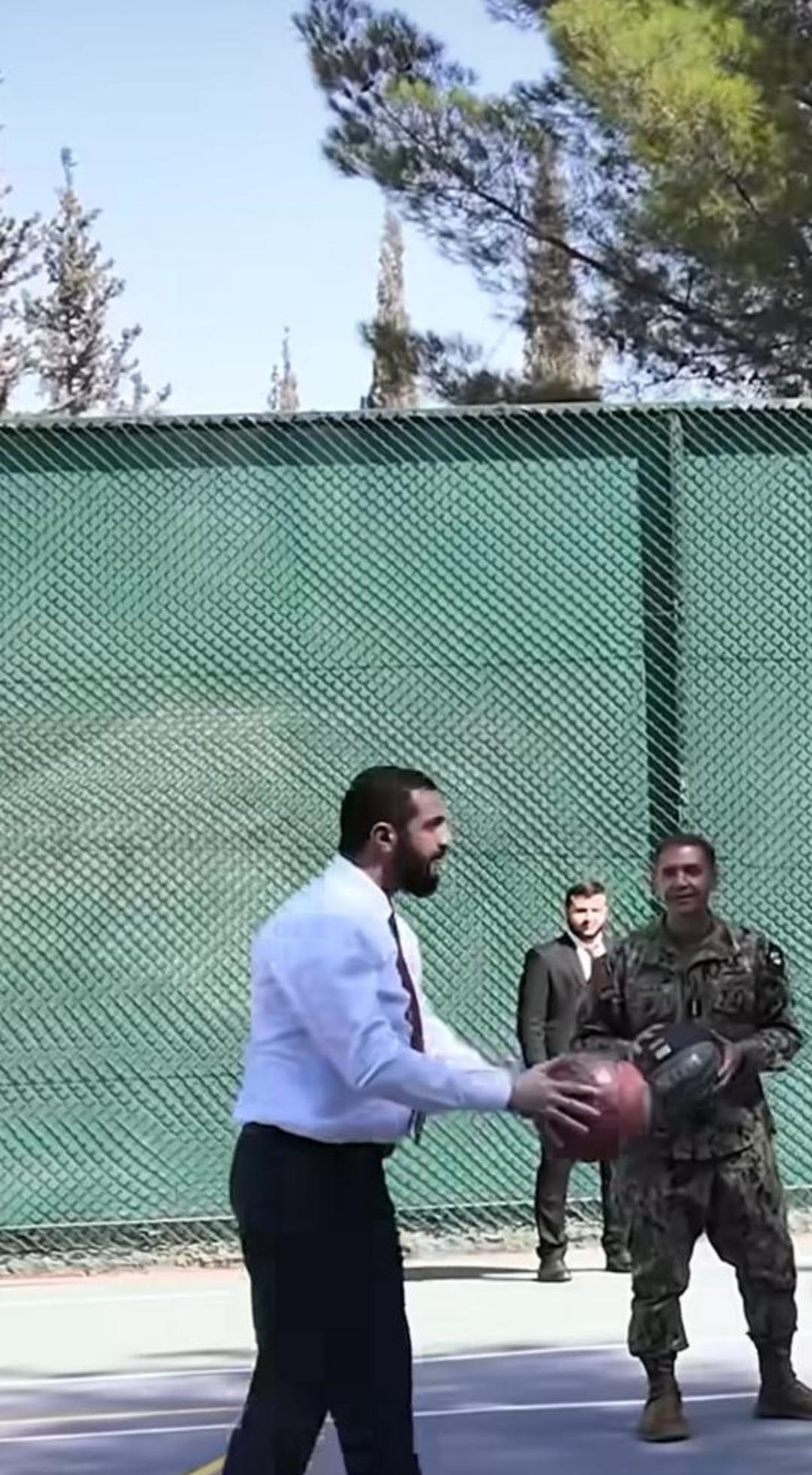 ABD başına &ouml;d&uuml;l koymuştu! eş-Şara ABD li komutanlarla basketbol oynadı 1