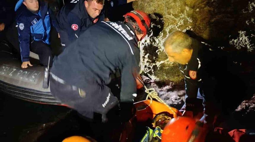 Falezlerden d&uuml;şen şahıs AFAD ve itfaiye tarafından kurtarıldı