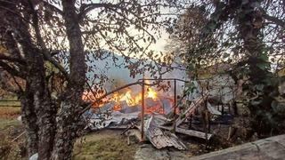 Alevlere teslim olan ahşap evdeki 5 kişi dumandan etkilendi