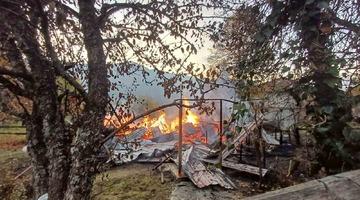 Alevlere teslim olan ahşap evdeki 5 kişi dumandan etkilendi