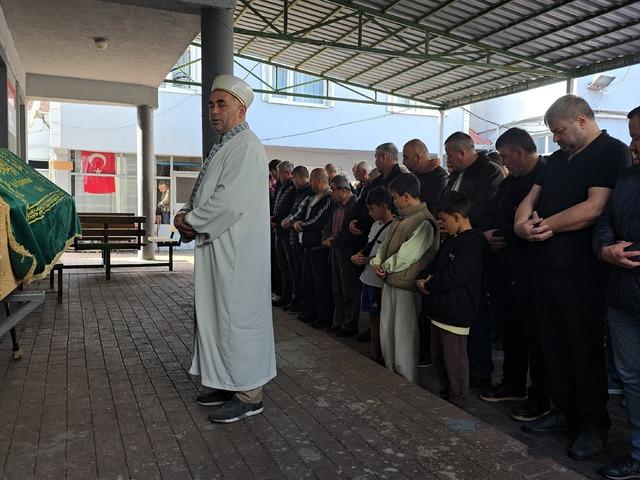 Evinde bıçaklanmış halde ölü bulundu! Cenazesi toprağa verildi