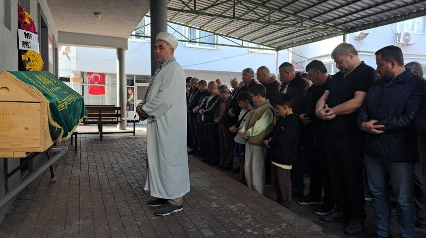 Evinde bıçaklanmış halde ölü bulundu! Cenazesi toprağa verildi