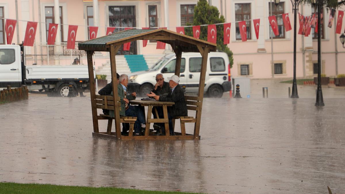 22062710-1200x675 Tekirdağ ve Kırklareli'nde sağanak etkili oldu