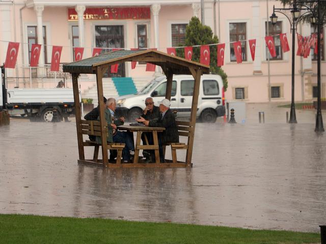 Tekirdağ ve Kırklareli'nde sağanak yağış hayatı olumsuz etkiledi