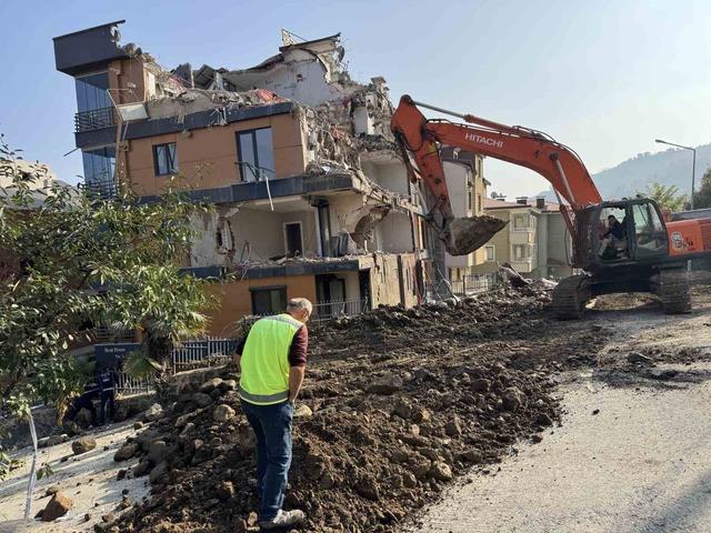 Ordu’da zemini kayan ve çatlaklar oluşan bina yıkılıyor 3