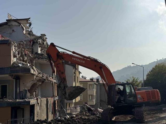 Ordu’da zemini kayan ve çatlaklar oluşan bina yıkılıyor 2