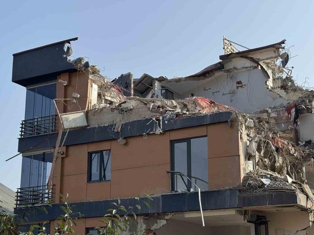 Ordu’da zemini kayan ve çatlaklar oluşan bina yıkılıyor 1