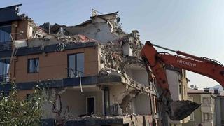 Ordu’da zemini kayan ve çatlaklar oluşan bina yıkılıyor