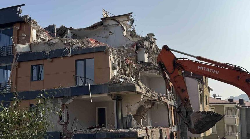 Ordu’da zemini kayan ve çatlaklar oluşan bina yıkılıyor