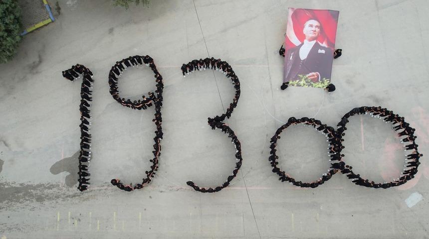 Amasya'da lise öğrencilerinden "1938" koreografisi