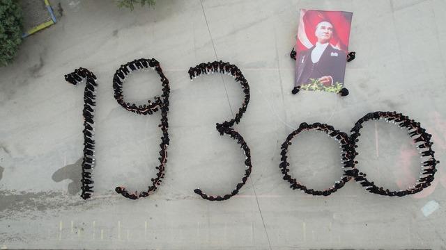 Amasya'da lise öğrencilerinden duygulandıran 1938 koreografisi