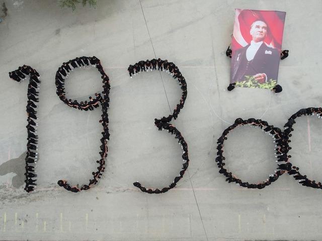 Amasya'da lise öğrencilerinden duygulandıran "1938" koreografisi