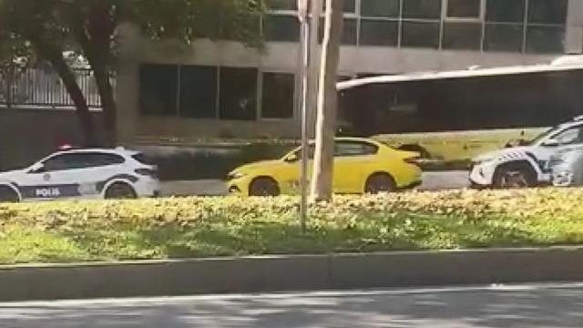 Son dakika! Beşiktaş'ta İETT otobüsü kaldırıma çıktı... Şoför hayatını kaybetti