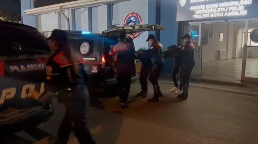 Ticari ara&ccedil;tan bin 567 adet uyuşturucu &ccedil;ıktı: 2 kişi tutuklandı