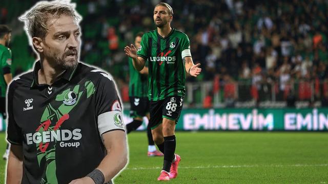 Türk futbolunun asi çocuğu Caner Erkin 6 maç sonra sahalara döndü! İlk maçında Serik Belediyespor’a karşı sarı kart gördü...