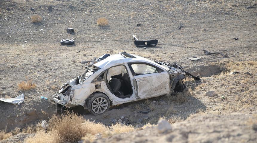 Niğde'de feci kaza! Otomobil şarampole devrildi: 2 kişi hayatını kaybetti, 1 kişi yaralandı