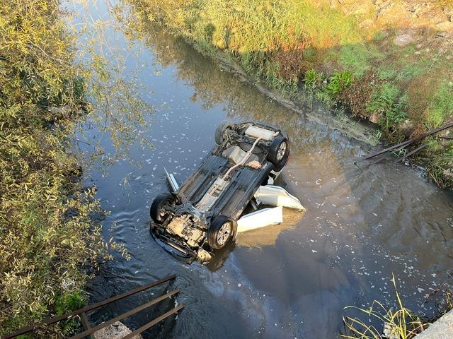 Amasya'da araç dereye devrildi: 1'i çocuk, 2 kişi kurtarıldı