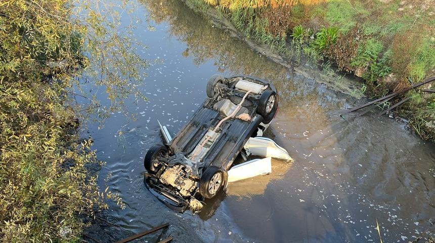 Amasya'da araç dereye devrildi: 1'i çocuk, 2 kişi kurtarıldı