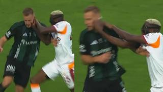 Victor Osimhen'in pozisyonu maçın önüne geçti! Kırmızı kart verilir miydi? Sosyal medya ikiye bölündü