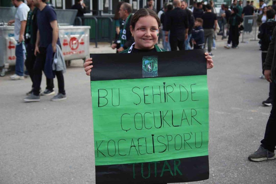 Kocaelispor - Galatasaray ma&ccedil;ında rekor kırıldı! Kocaeli halkı ma&ccedil;a akın etti 3