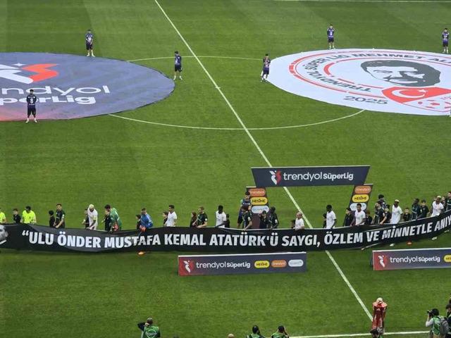 Kocaelispor - Galatasaray maçında anlamlı pankart