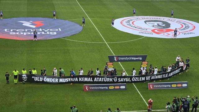 Kocaelispor - Galatasaraylı futbolcular sahaya 10 Kasım pankartıyla çıktı