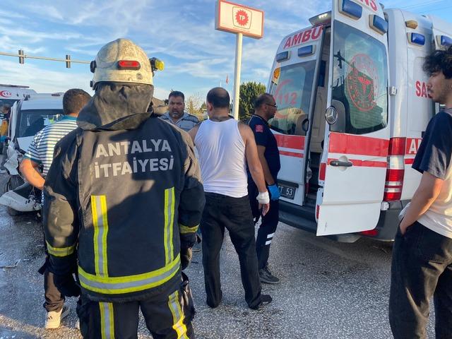 Antalya'da kavşakta iki araç çarpıştı: 4 yaralı