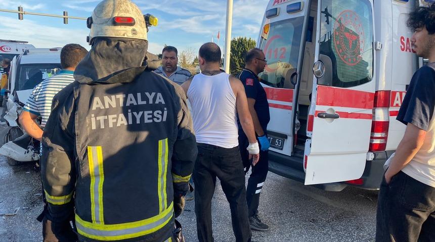 Antalya'da kavşakta iki ara&ccedil; &ccedil;arpıştı: 4 yaralı