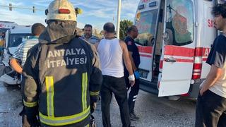 Antalya'da kavşakta iki araç çarpıştı: 4 yaralı