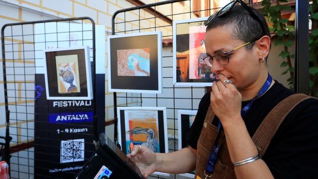 İranlı ressam 150'ye yakın eserinin kaybolduğu iddiasıyla polise başvurdu