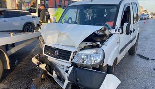 Antalya'da kavşakta iki araç çarpıştı! Yaralılar var