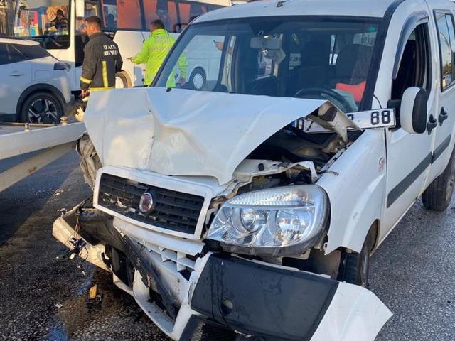 Antalya'da kavşakta iki araç çarpıştı! Yaralılar var