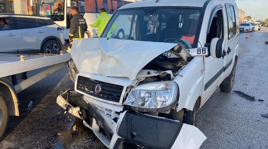 Antalya'da kavşakta iki ara&ccedil; &ccedil;arpıştı! Yaralılar var