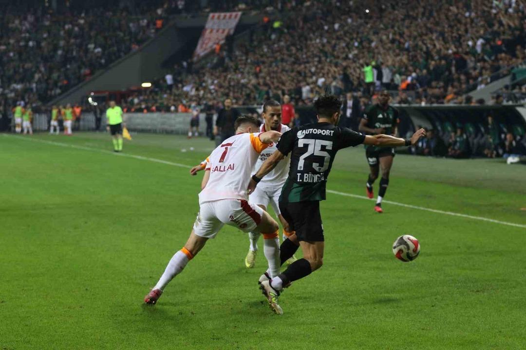 Kocaelisporlu Tayfur Bing&ouml;l den Galatasaraylı Victor Osimhen e gol krallığı g&ouml;ndermesi 1