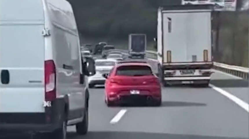 Bakan Yerlikaya duyurdu: İstanbul'da makas atan s&uuml;r&uuml;c&uuml; yakalandı