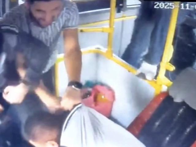  Yolcu ile tartışan halk otobüsü şoförüne meydan dayağı