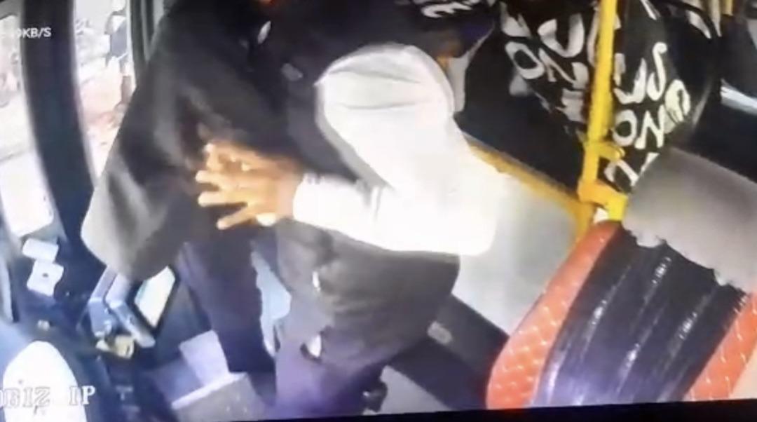 1200xauto Yer: Gaziantep! Yolcu ile tartışan halk otobüsü şoförüne meydan dayağı