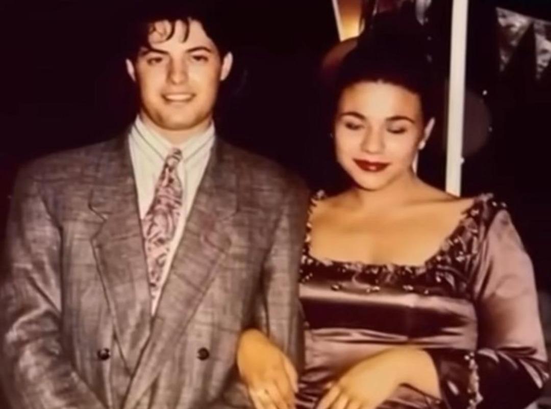 Yeşim Ceren Bozoğlu çocukluk aşkıyla sevgili oldu! Dudak dudağa poz 1