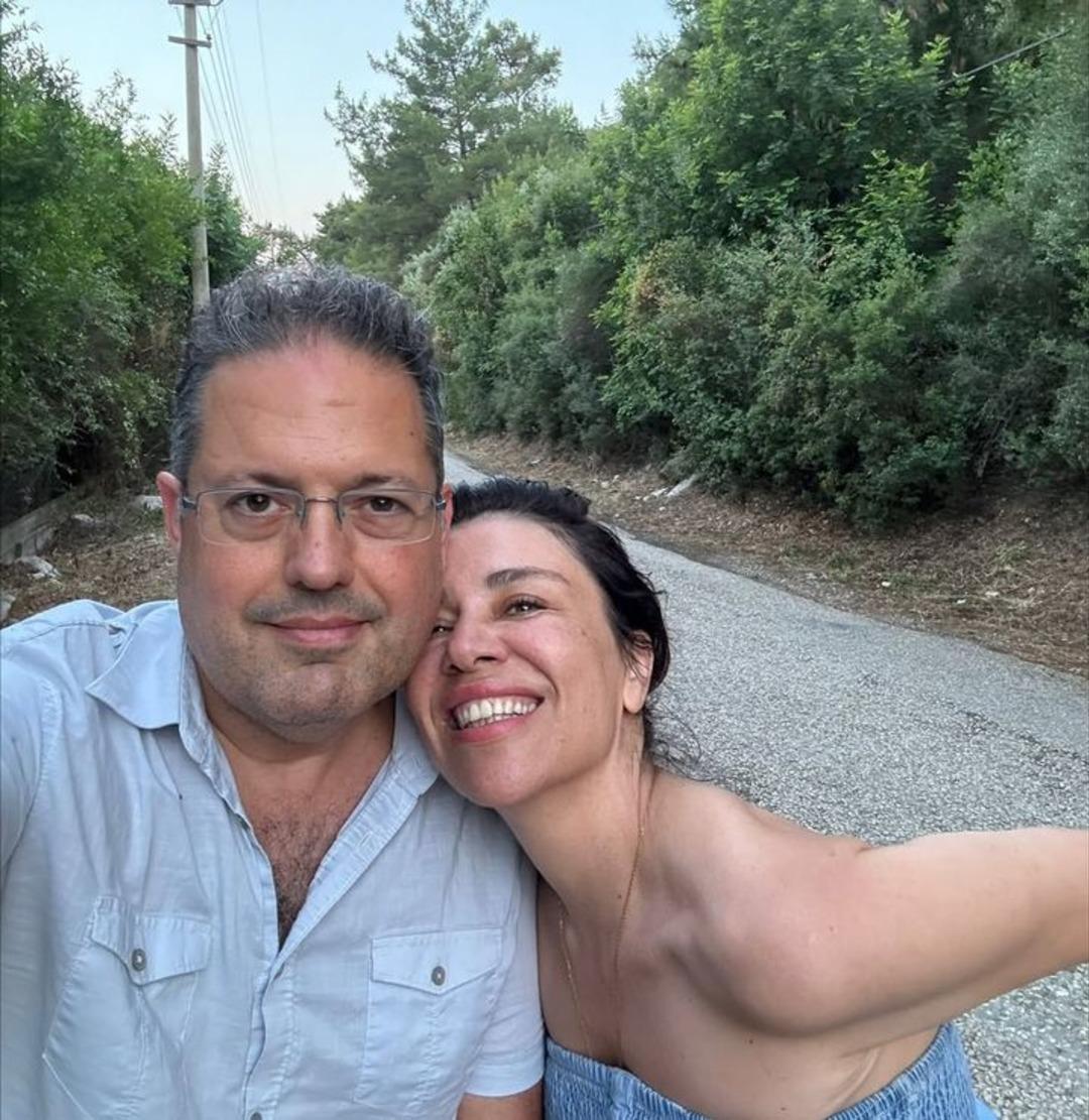 Yeşim Ceren Bozoğlu çocukluk aşkıyla sevgili oldu! Dudak dudağa poz 2